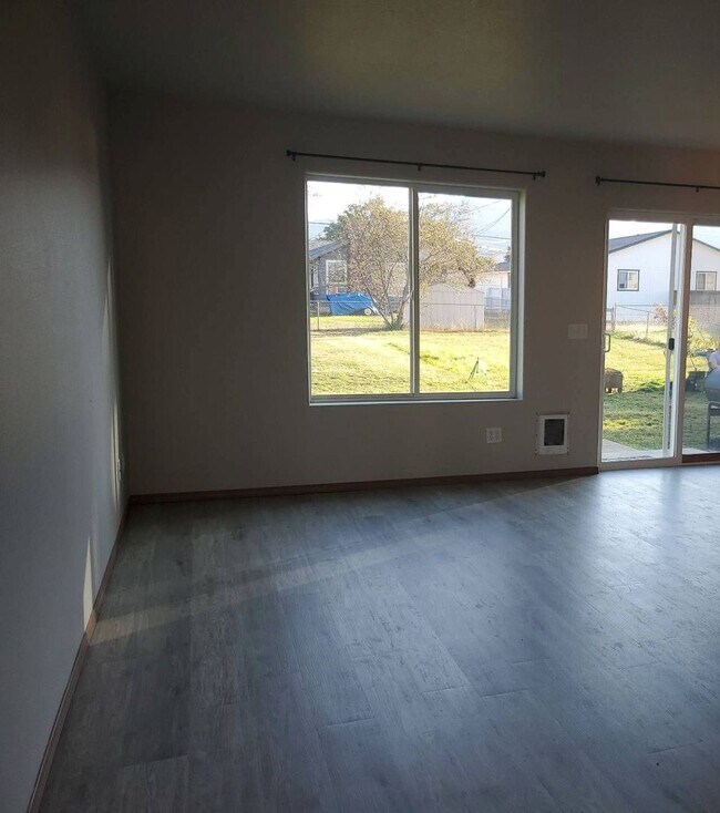 Building Photo - Wonderful 3 bedroom 2 bath Duplex in Post ...