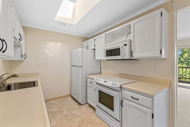 Building Photo - Top floor Mercer Island 2 bedrooms, 1.75 b...