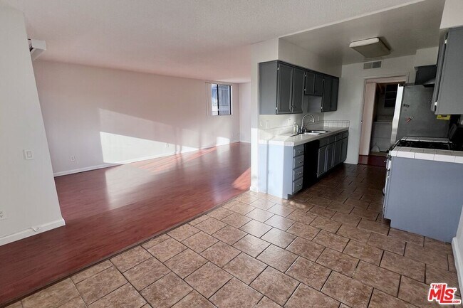Foto del edificio - 7442 Hazeltine Ave