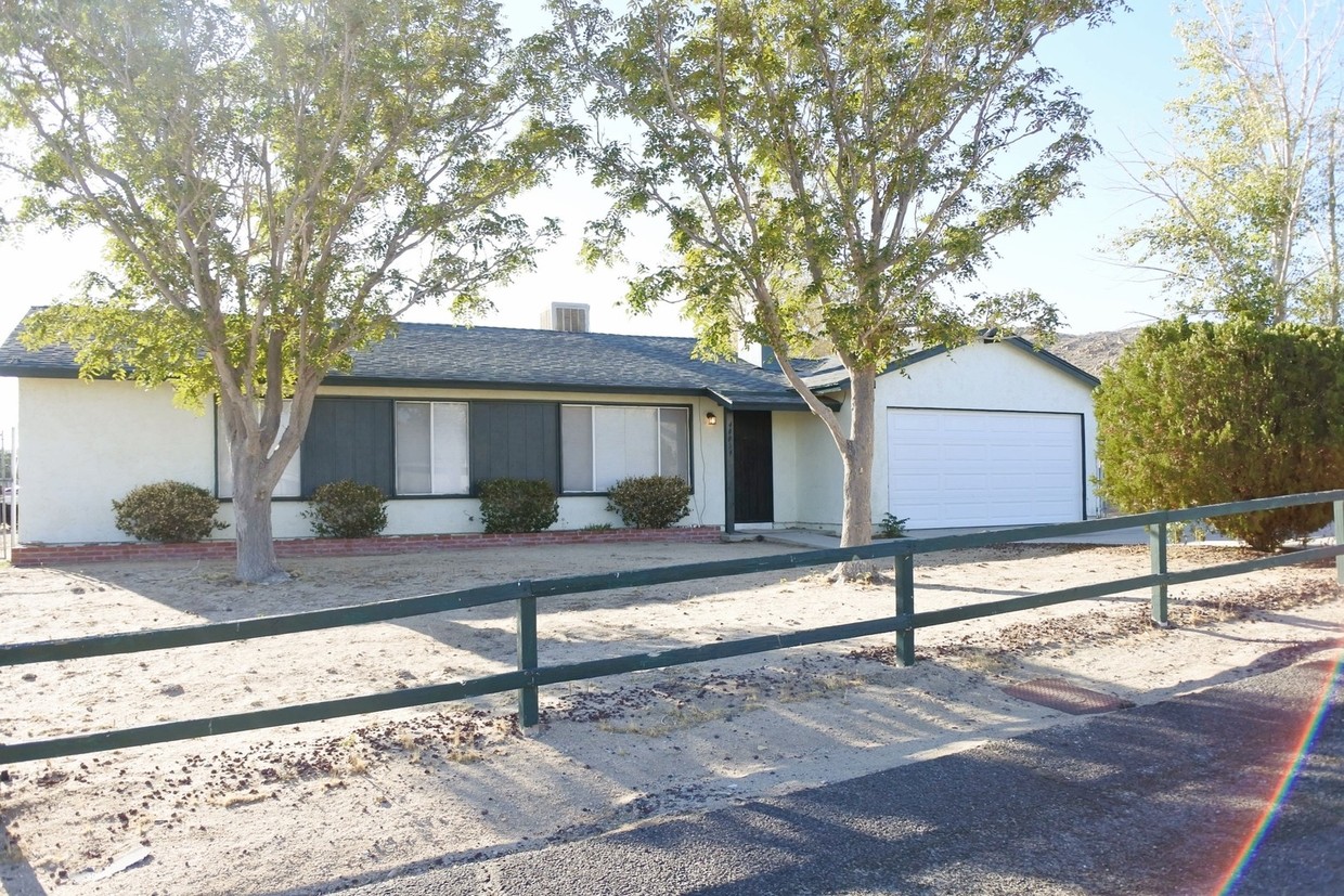 Primary Photo - 40054 Ridgemist St