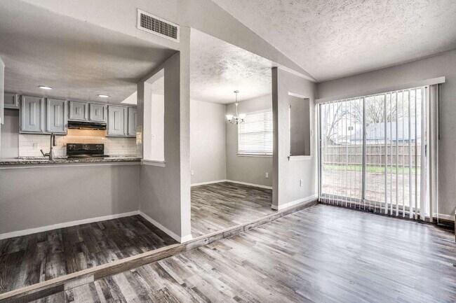 Foto del edificio - Stylishly Updated Home with Spacious Living and Ample Outdoor Space