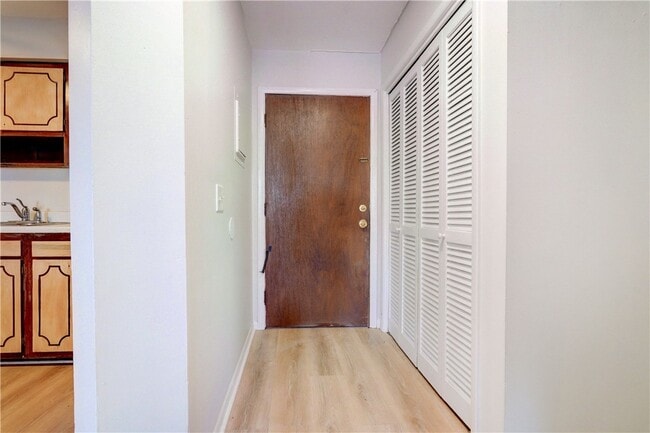 Building Photo - 404 Main St