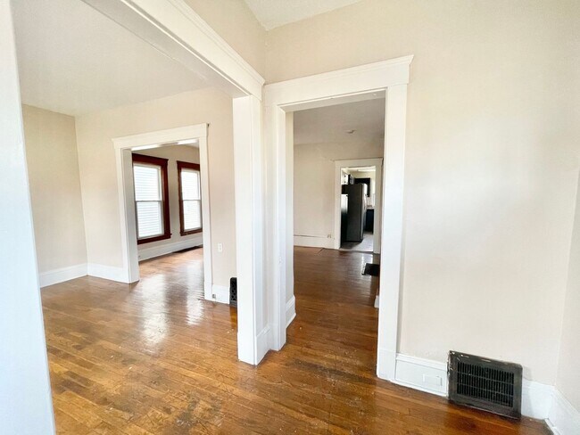 Building Photo - Attractive 6 Bedroom Bungalow - Section 8 OK!