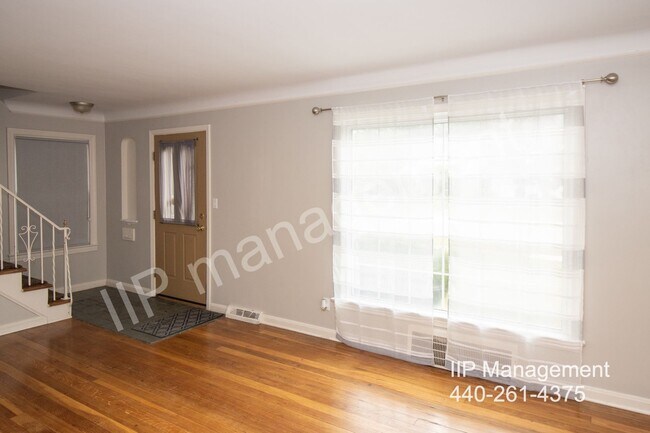 Foto del edificio - Classic Charming 3BD Colonial in S. Euclid!