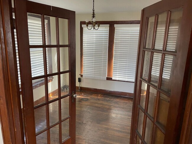 Building Photo - Beautiful 3 Bedroom Home with Central Air!