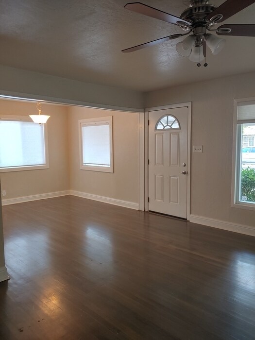 Building Photo - Beautiful 3 bedroom 2 bathroom home with l...