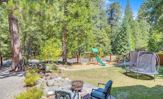 Foto del edificio - 22689 Cedar Pines Ave