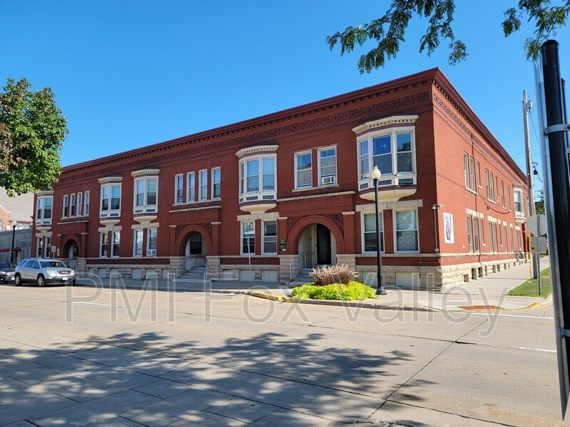 309 Brown St Unit Apt D, Oshkosh, WI 54901 Condo for Rent in Oshkosh