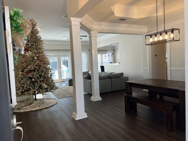 Building Photo - 2533 Carthage Lane-Gorgeous Furnished Home...