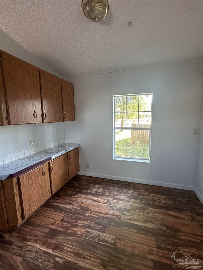 Foto del edificio - 5675 Saufley Field Rd