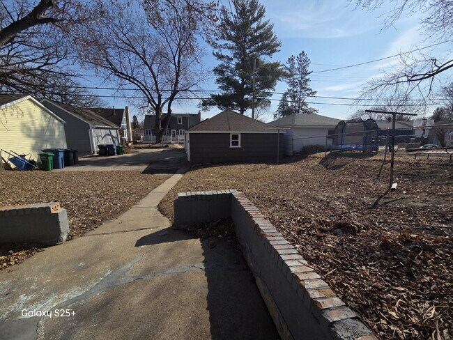 Building Photo - Charming 3-Bedroom, 1-Bath Duplex for Rent! VIDEO TOUR