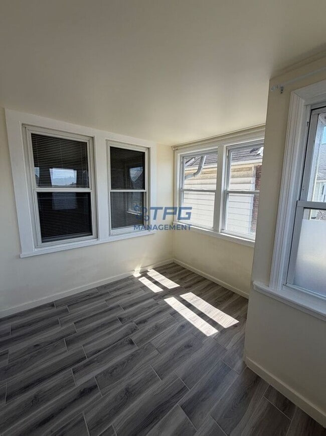 Building Photo - 318 E 19th St