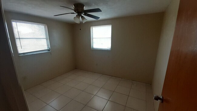 Foto del edificio - 2/1.5/1 1000 Sq. Ft. Spacious living room, Lanai, fenced in yard, and tile floors thoughout!