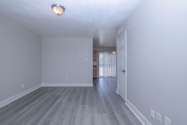 Foto del edificio - 9834 Denning Dr