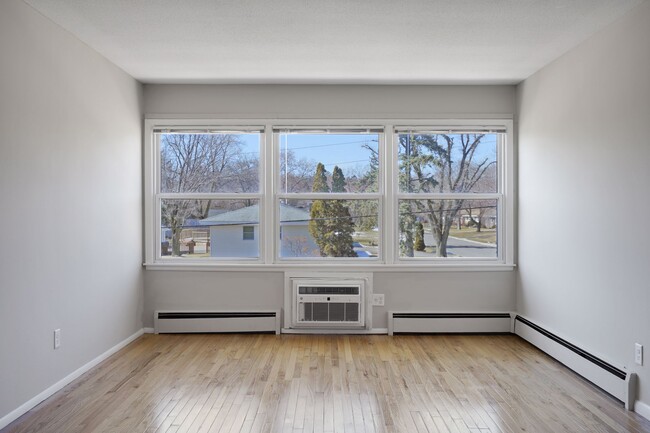 Building Photo - Large Remodeled 2 Bedroom