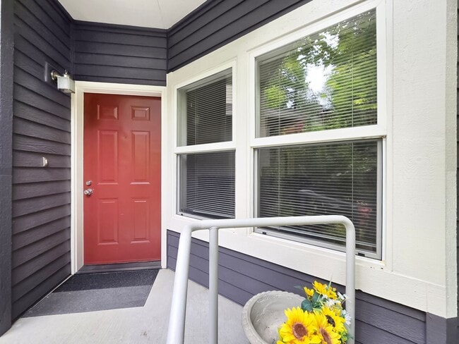 Building Photo - Spacious 3-Bed, 3-Bath Home with Lower Lev...