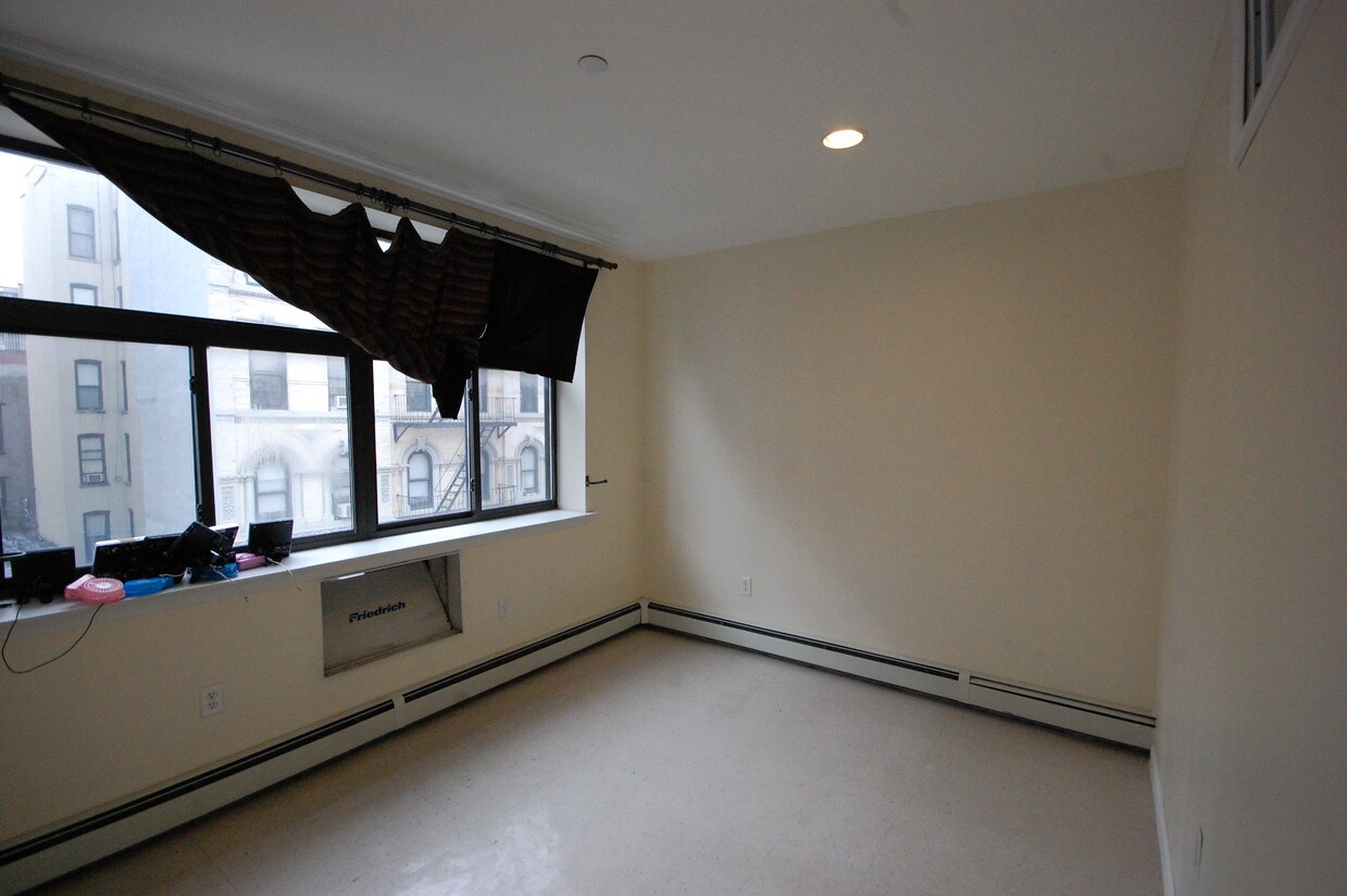 Primary Photo - 300 Broome St