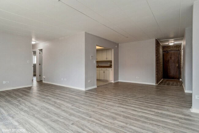 Building Photo - 158 E Bailey Rd