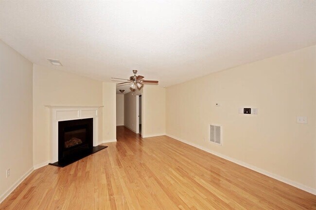 Building Photo - 104 Hidden Creek Dr