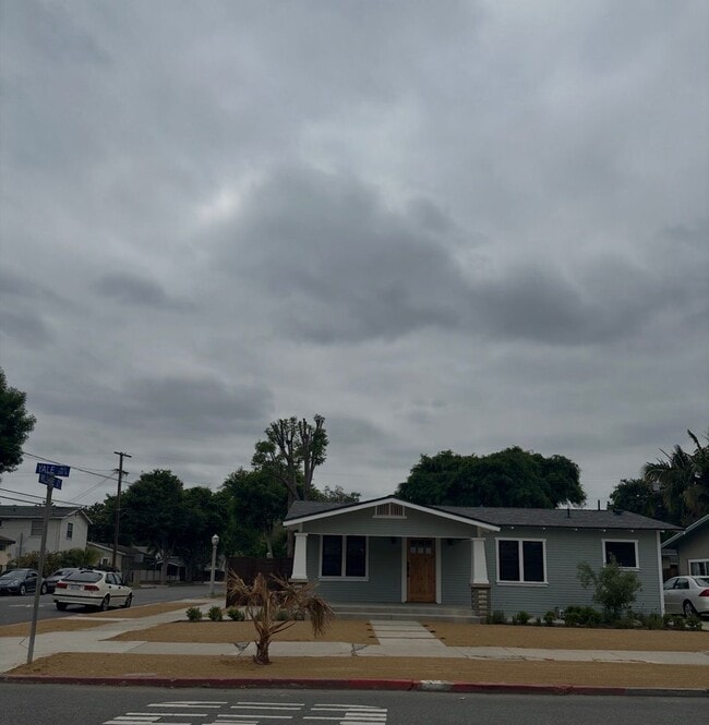 Photo - Craftsman Charmer 2 Bedroom 1 1/2 bath (Back yard not included) House