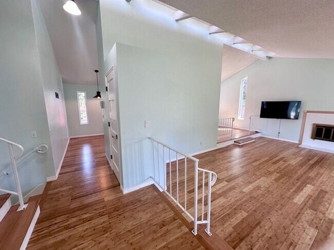 Building Photo - Charming 3 Bedroom home with fenced yard