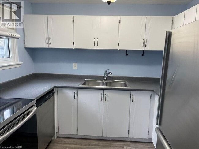 Building Photo - 390 E 23rd St