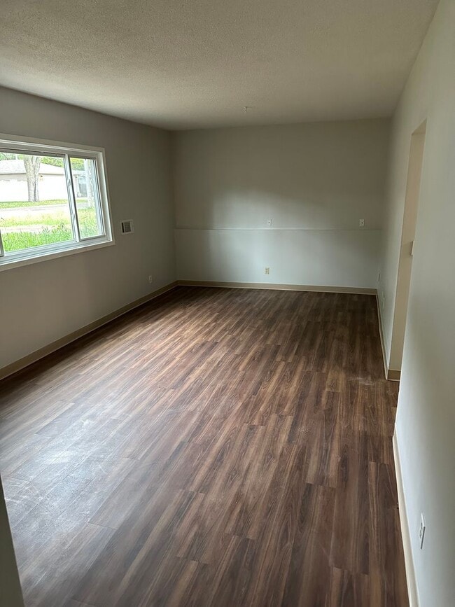 Building Photo - 1 bedroom 1 Bathroom Lower of Level Duplex...