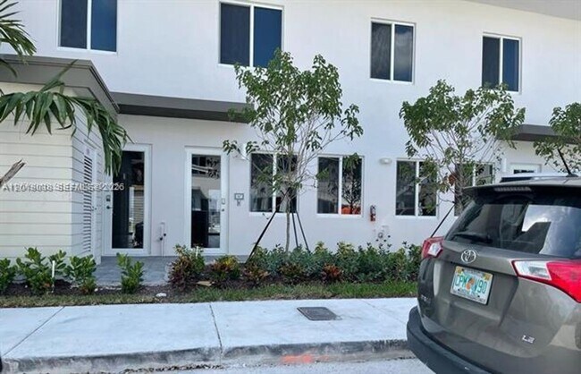 Foto del edificio - 6450 NW 102nd Path