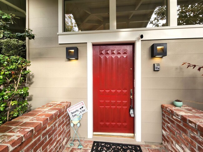 Building Photo - Charming Single Family Home Located in Hil...