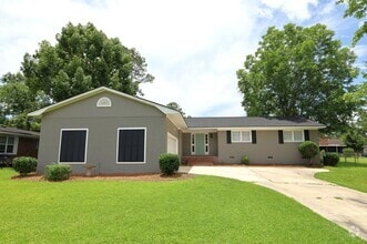 Building Photo - 111 Fairway Dr