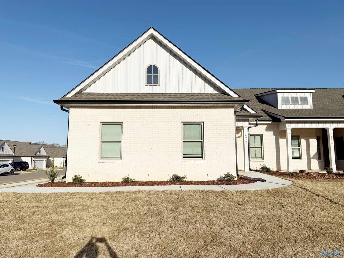 Building Photo - 6057 Gardner Maples Dr SE