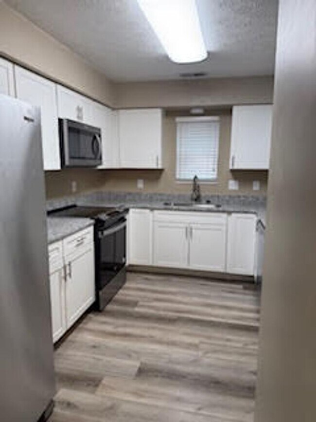 Building Photo - Knoxville 37934 - 2 bedroom, 2 bath condo - Contact Susan Niedergeses (865) 300-4722