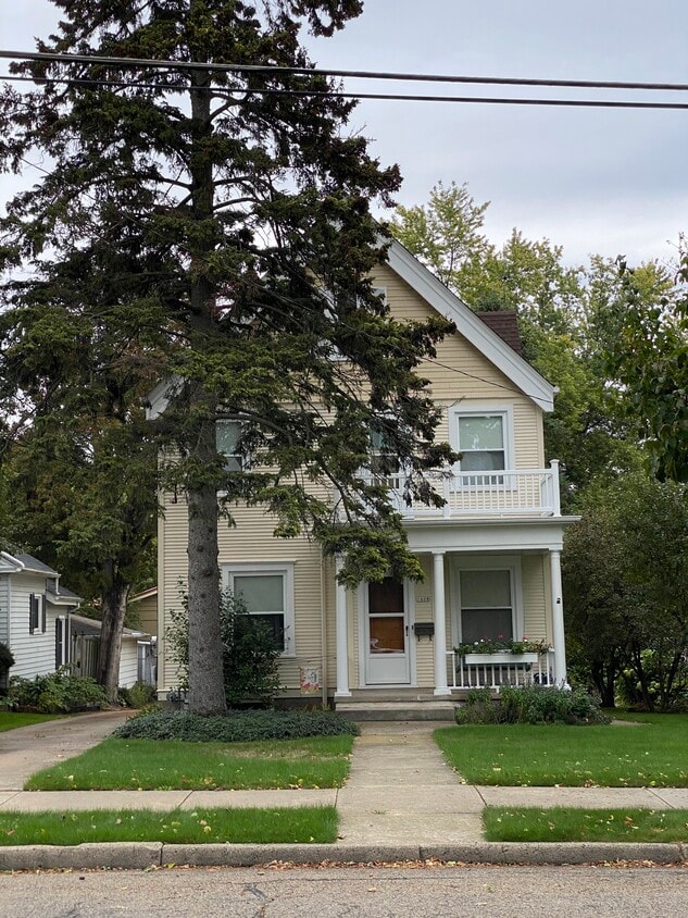 1606 12th Ave, Grafton, WI 53024 House for Rent in Grafton, WI