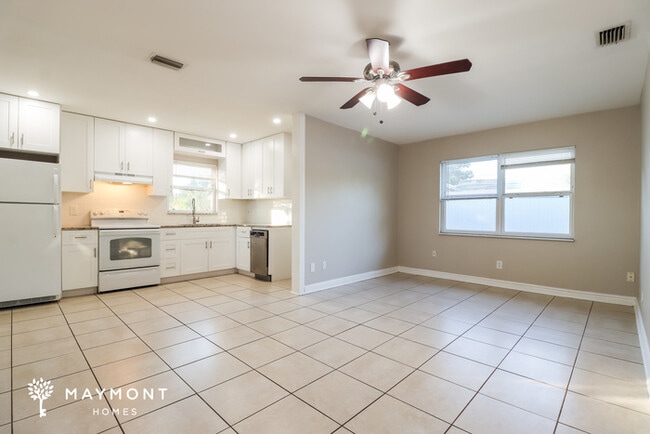 Building Photo - 779 Lynndale St N