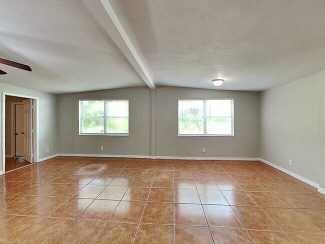 Building Photo - Updated 4/2 Home W Fenced Yard!