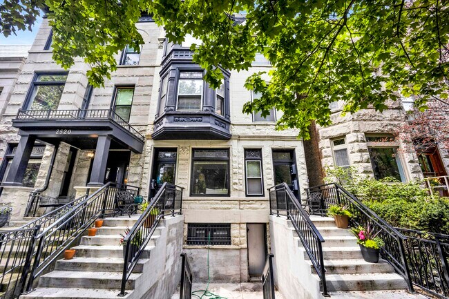 Foto del edificio - 2522 N Burling St