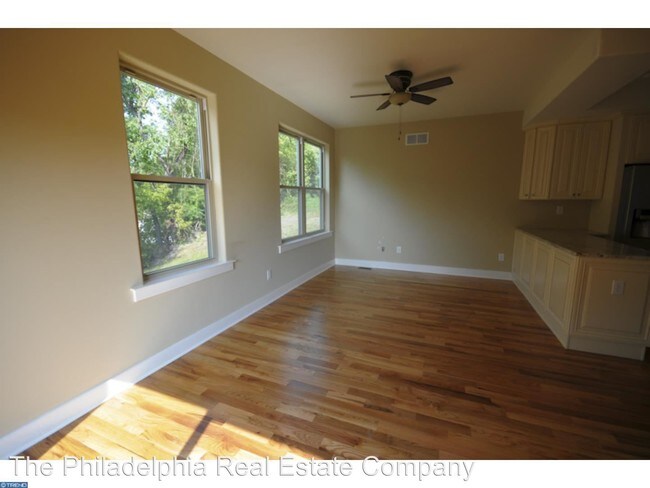 Building Photo - 4 br, 3.5 bath House - 242 Krams Avenue