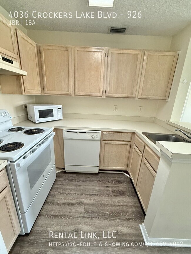 Foto del edificio - 4036 Crockers Lake Blvd