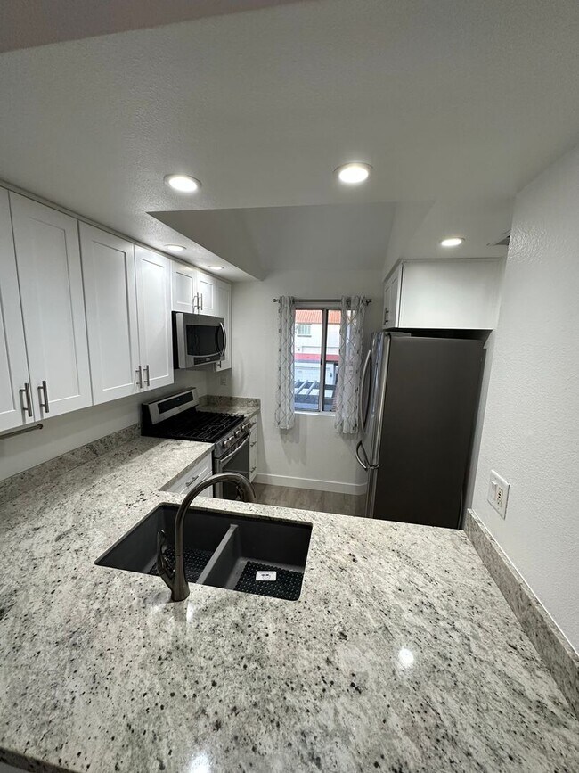 Foto del edificio - Charming Loft Condo with Balconies, Vaulted Ceilings & Fireplace – For Lease