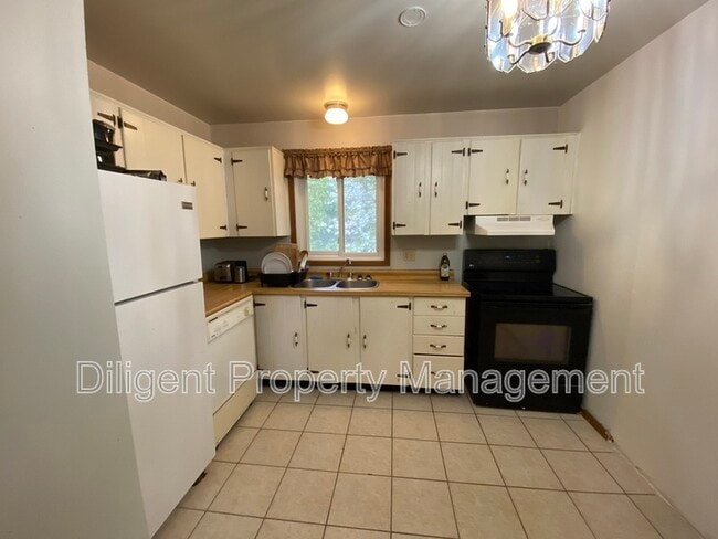 Photo du bâtiment - 1556 Redwood Dr