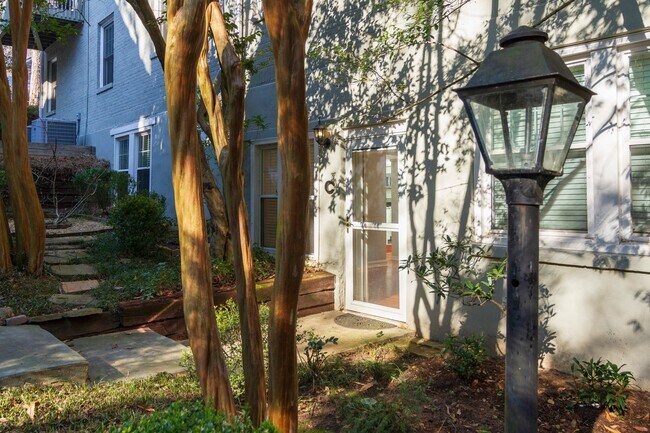 Foto del edificio - Charming Midtown Condo with Private Entrance