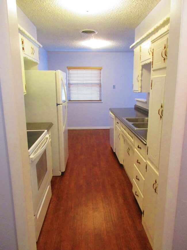 Building Photo - Super Clean 3 Bedroom 1 1/2 Bath House