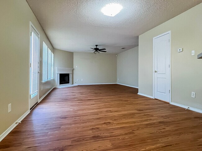 Building Photo - Huge 4/2.5 in Cedar Hill