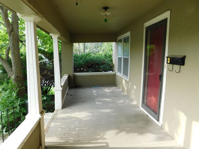 Foto del edificio - 2-bedroom, 1-bathroom Apartment w/ Basemen...