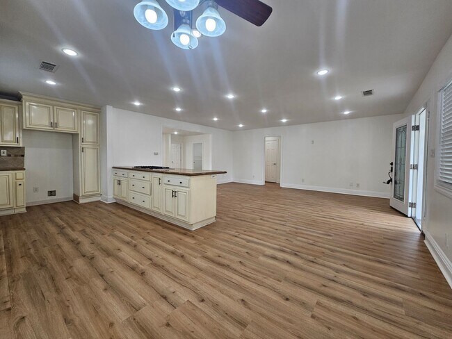 Building Photo - 3-bedroom, 2-bathroom home located in the vibrant city of Long Beach