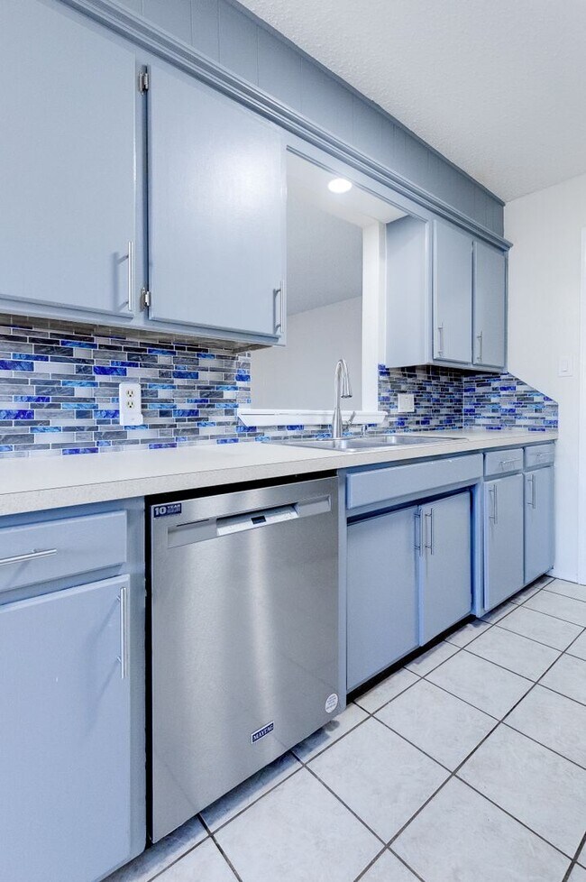 Building Photo - Beautiful 3 Bedroom 2 Bath Home