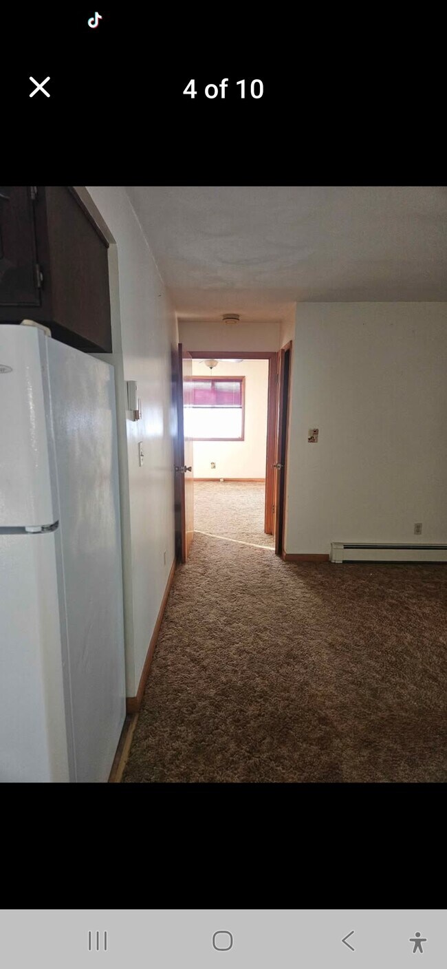 Sala de estar con armario - 317 Norton Ave