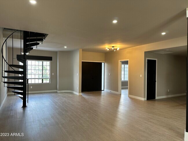 Building Photo - 6459 S River Dr