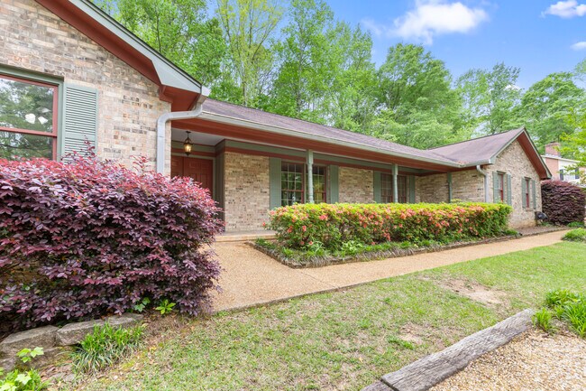 Building Photo - 2207 Heritage Dr