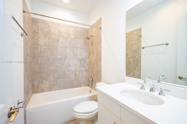 Foto del edificio - 6950 Pines Cir